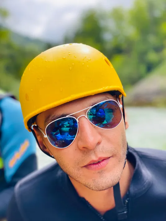 Bild von Mo, sieht in die Kamera