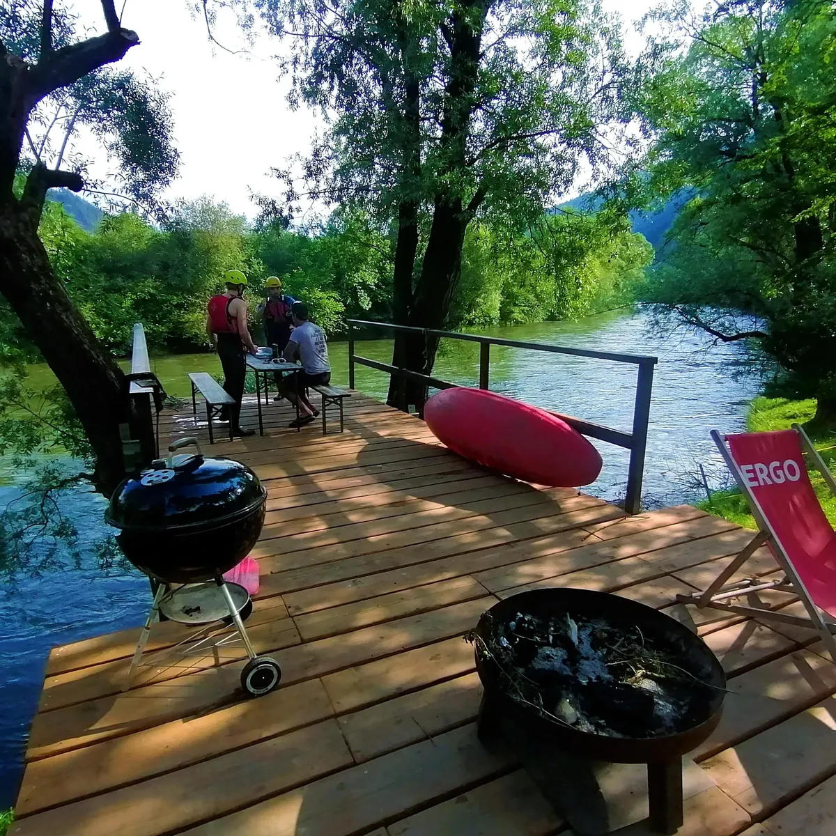 Ein Steg, auf welchem man 3 Leute sieht