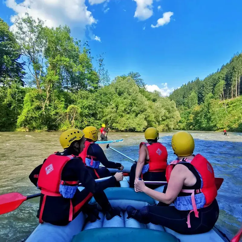 Vier Leute genießen in einem Raft die Natur